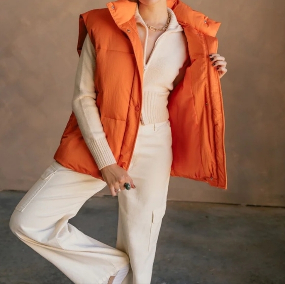 Lizard Thicket Reagan Oversized Puffer Vest. NEW Medium Orange NWT - Picture 2 of 3